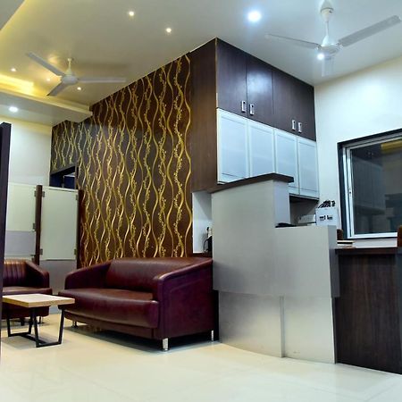 Hotel Pushpak Сатара Экстерьер фото