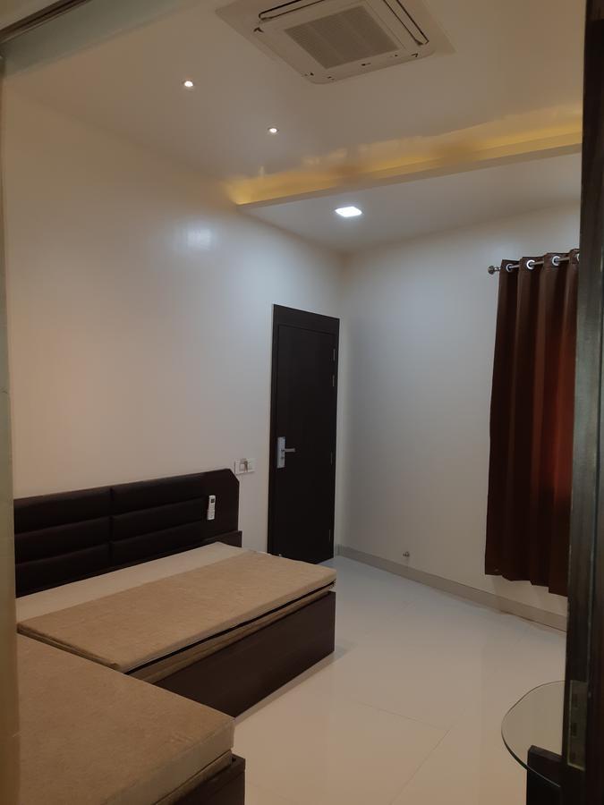 Hotel Pushpak Сатара Экстерьер фото
