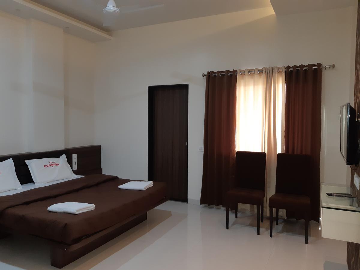 Hotel Pushpak Сатара Экстерьер фото