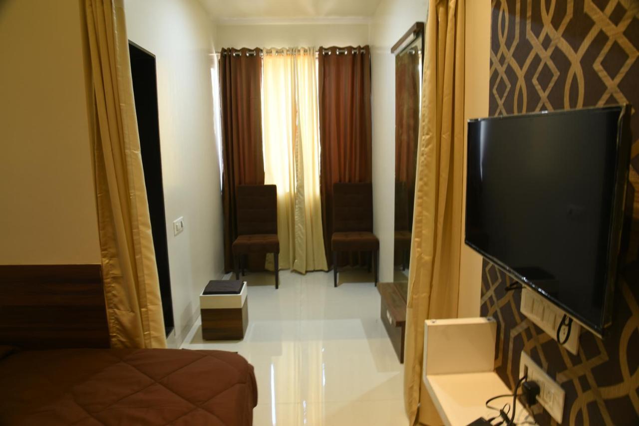 Hotel Pushpak Сатара Экстерьер фото