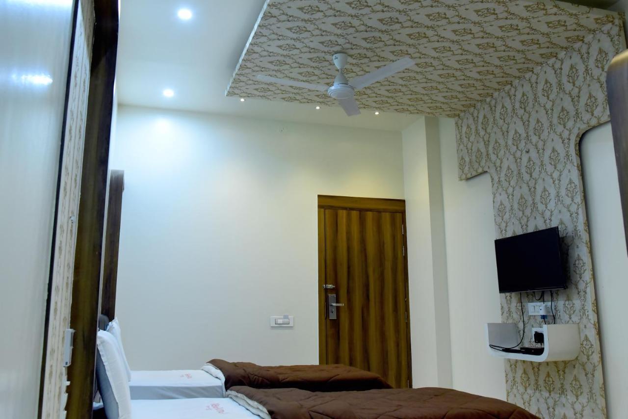 Hotel Pushpak Сатара Экстерьер фото