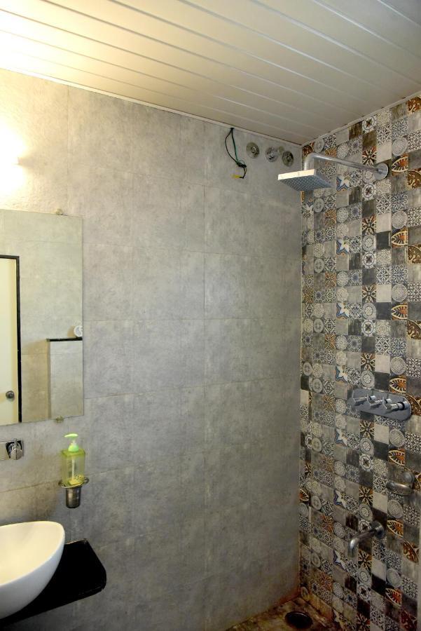 Hotel Pushpak Сатара Экстерьер фото