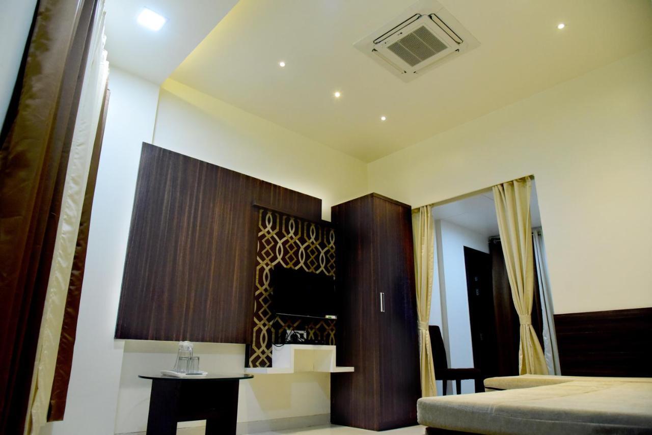 Hotel Pushpak Сатара Экстерьер фото